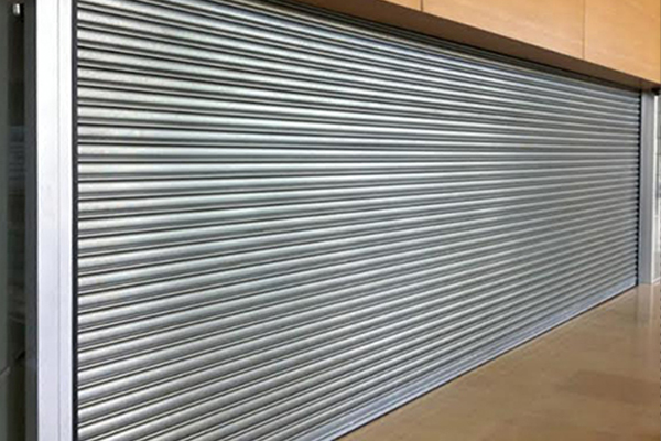 Porta de aço cinza instalada em loja