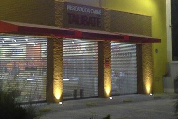 Portas de aço transvision em fachada noturna